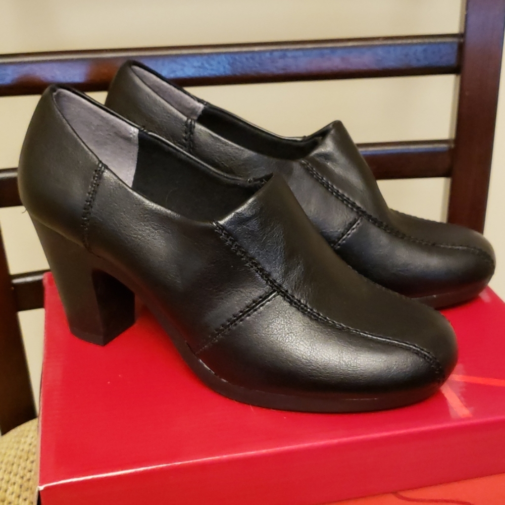Aerosoles black 8M medium heel shoe